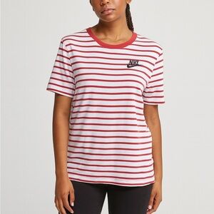 Nike Size Medium Red and White Striped Sporty Preppy T-Shirt.